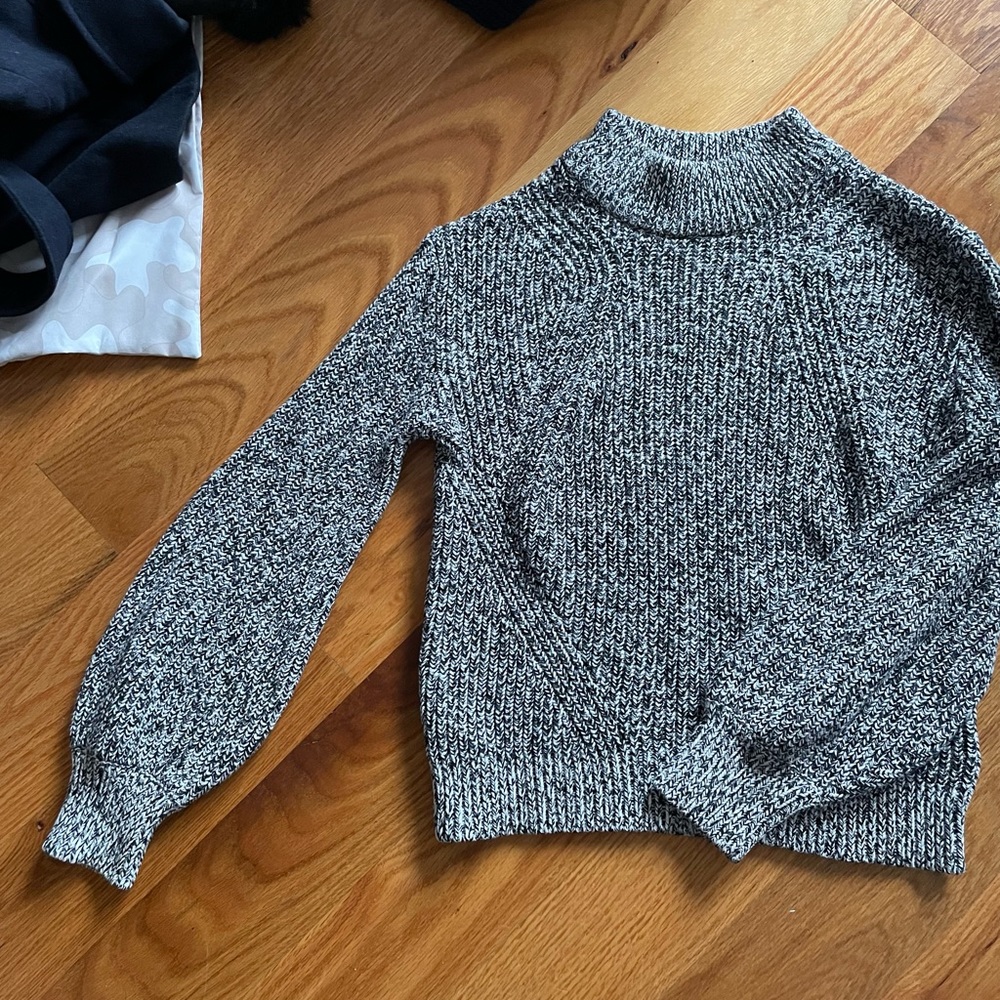 H&M mockneck balloonsleeve marled sweater